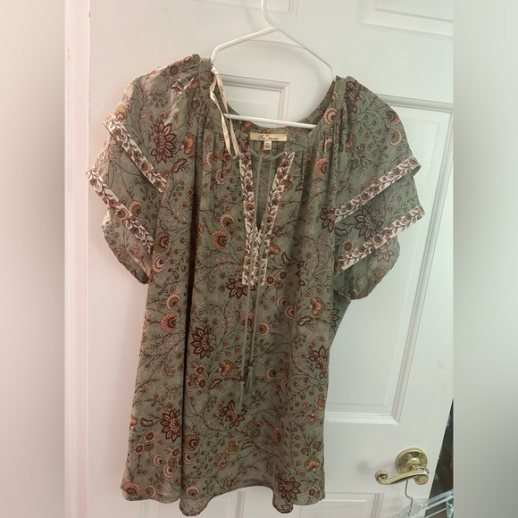 Green with flowers top - Picture 1 of 1